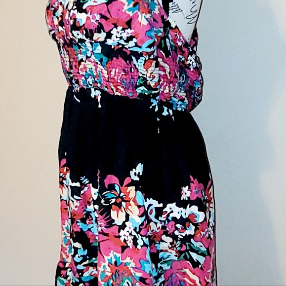 CUTE HALTER DRESS!! 👗 - Picture 4 of 8